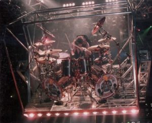 Mötley Crüe tommy lee rotating cage drummer drum set